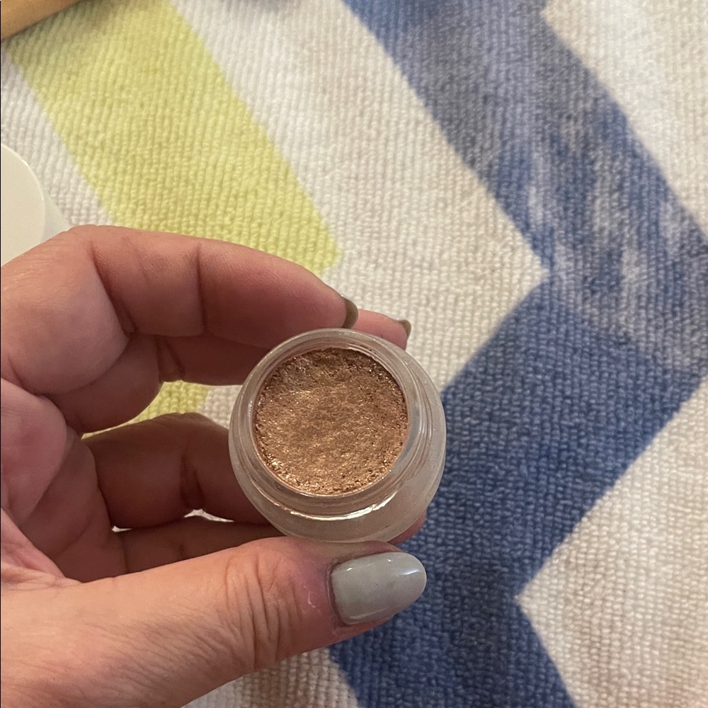 Shimmering Gold Eyeshadow